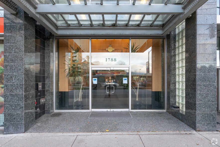 1788 W Broadway, Vancouver, BC en alquiler - Foto del edificio - Imagen 2 de 8