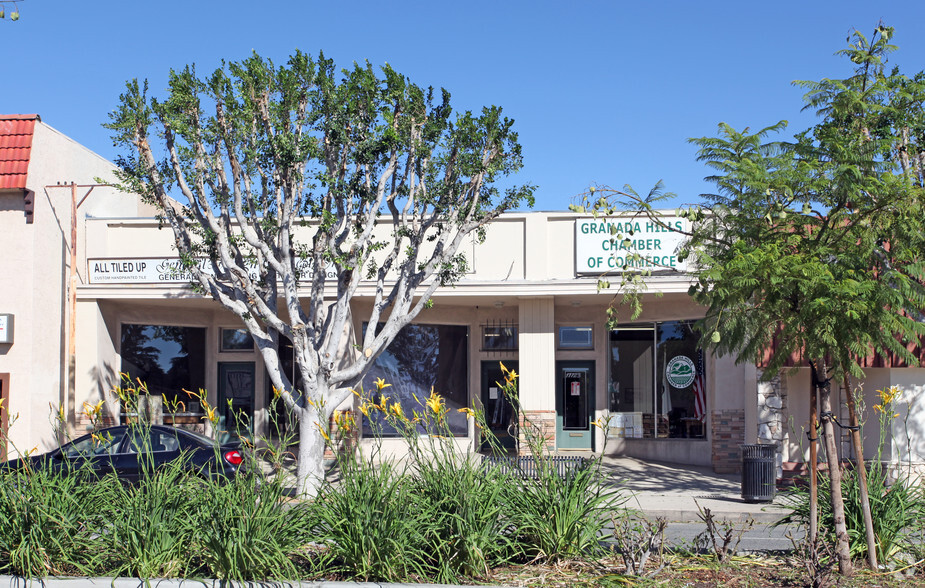 17723-17725 Chatsworth St, Granada Hills, CA en alquiler - Foto del edificio - Imagen 3 de 5