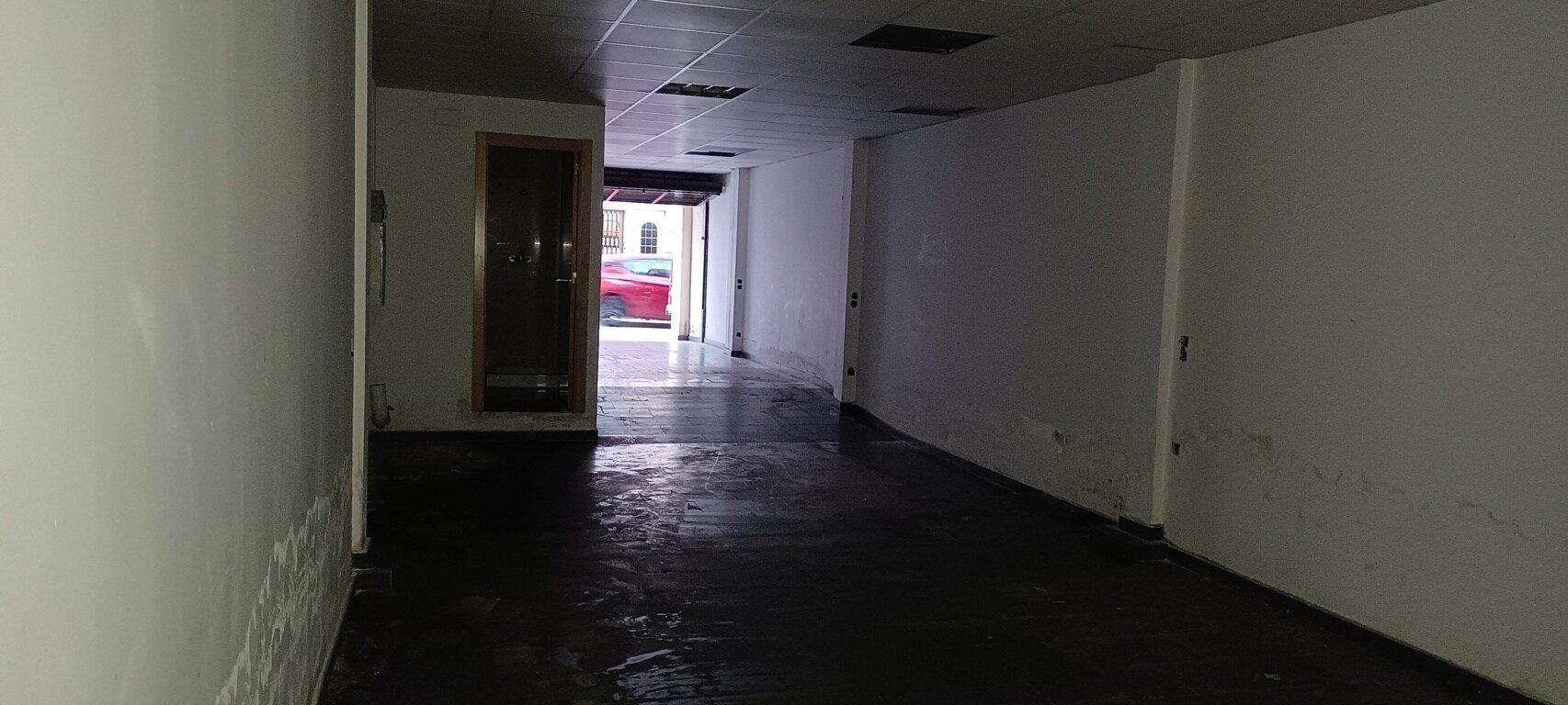 Terrassa, BAR 08226 - Unidad LO -  - Foto del interior - Image 1 of 4