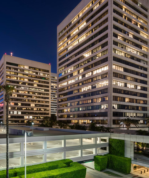 11111 Santa Monica Blvd, Los Angeles, CA en alquiler - Foto del edificio - Imagen 3 de 19