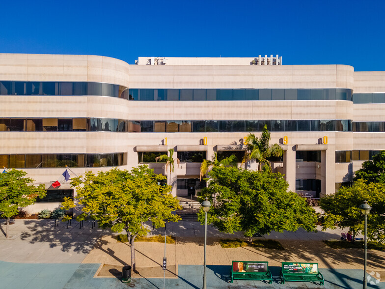 10390 Santa Monica Blvd, Los Angeles, CA en alquiler - Foto del edificio - Imagen 3 de 5