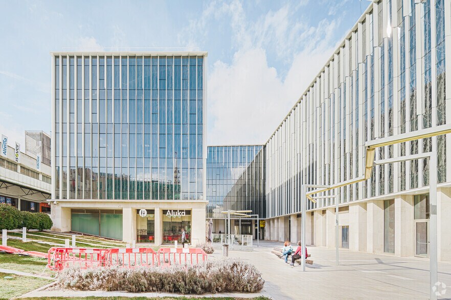 Calle de Julián Camarillo, 21, Madrid, Madrid en alquiler - Foto del edificio - Imagen 2 de 2