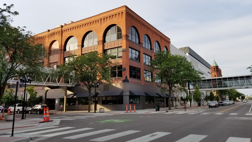 230 2nd St SE, Cedar Rapids, IA en alquiler - Foto del edificio - Imagen 1 de 6