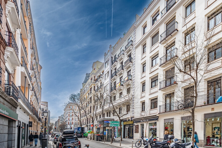Edificio residencial en Madrid, Madrid en venta - Foto del edificio - Imagen 2 de 2