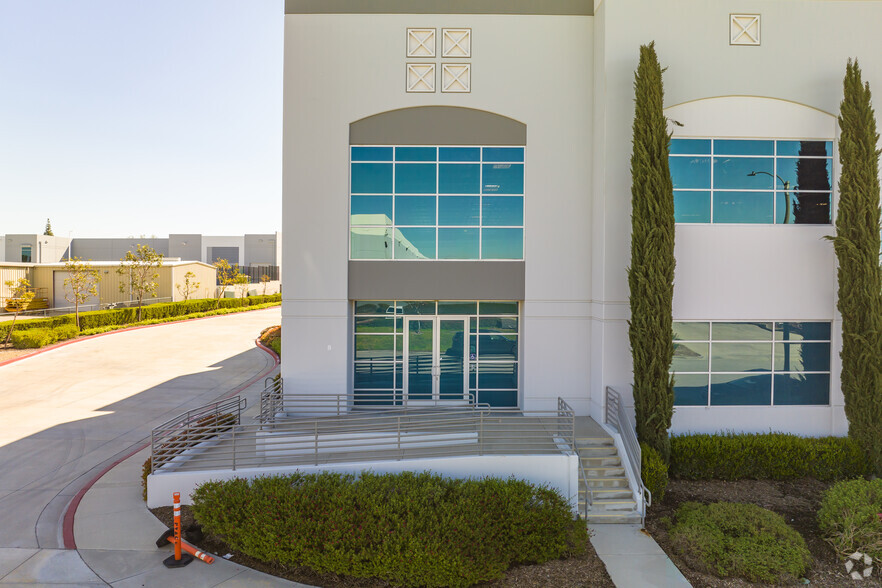 11751 Industry Ave, Fontana, CA en alquiler - Foto del edificio - Imagen 2 de 4