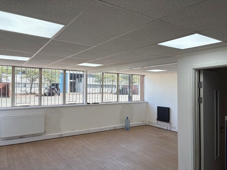 15 Faraday Clos, Washington en venta - Foto del edificio - Imagen 3 de 7