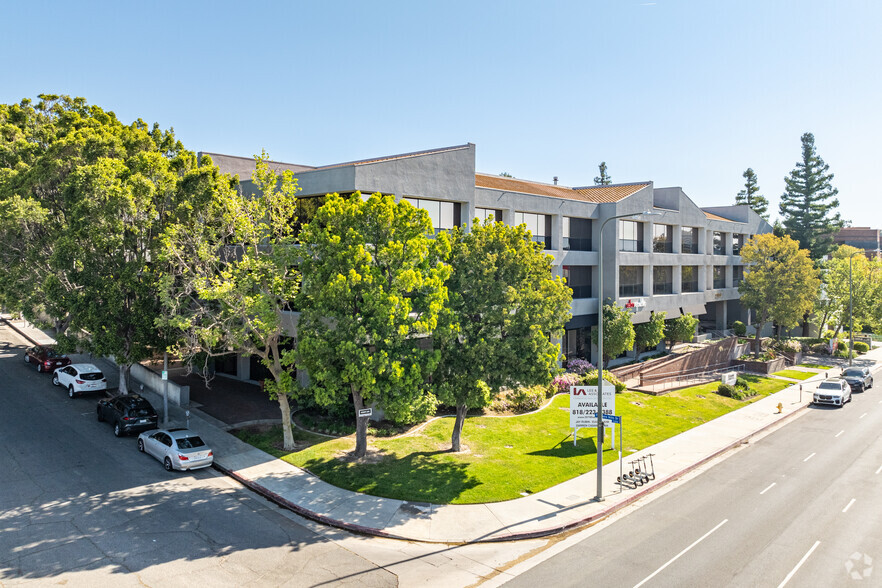 20700 Ventura Blvd, Woodland Hills, CA en venta - Foto del edificio - Imagen 3 de 23