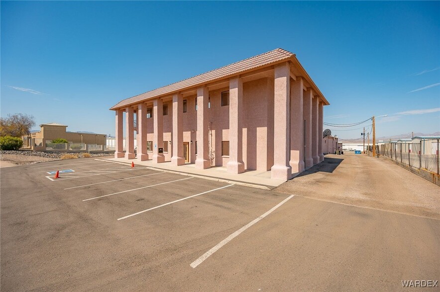 1055 Empire Dr, Lake Havasu City, AZ en alquiler - Foto del edificio - Imagen 2 de 64