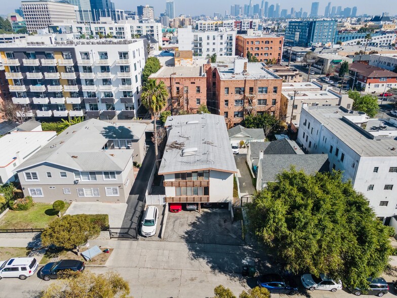 736 S Gramercy Dr, Los Angeles, CA en venta - Foto del edificio - Imagen 2 de 89