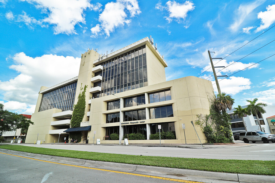 747 Ponce de Leon Blvd, Coral Gables, FL en alquiler - Foto del edificio - Imagen 1 de 11