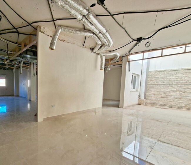 Más detalles de del Rey Juan Carlos, 27, Roquetas de Mar - Local en venta