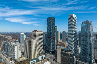 2 Eglinton Av E, Toronto, ON - VISTA AÉREA  vista de mapa