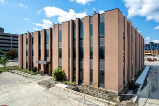 Más detalles de 211 Consumers Rd, Toronto, ON - Oficina en venta