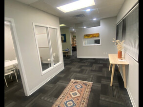 1330 15 Ave SW, Calgary, AB en alquiler Foto del interior- Imagen 2 de 11