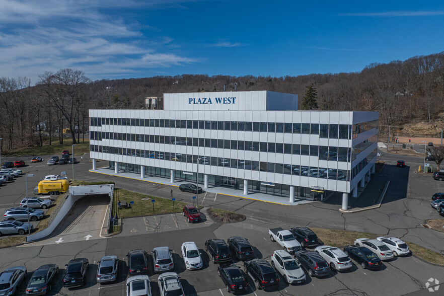 100 Mill Plain Rd, Danbury, CT en alquiler - Foto del edificio - Imagen 1 de 5