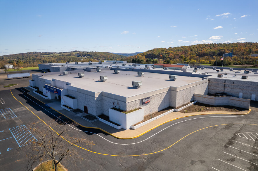 225 Columbia Mall Dr, Bloomsburg, PA en venta - Foto del edificio - Imagen 2 de 4