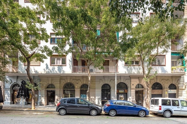 Más detalles de Carrer de Floridablanca, Barcelona - Edificio residencial​ en venta