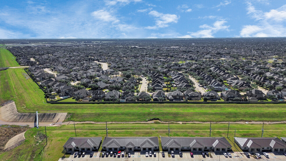 800 Bonaventure Way, Sugar Land, TX en venta - Foto del edificio - Imagen 3 de 54