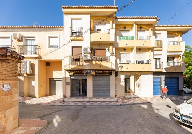 Más detalles de del Cerezo, 2, La Zubia - Local en venta