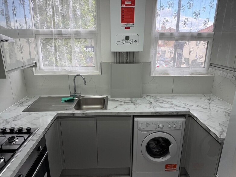 416 Barking Rd, London en venta - Foto del edificio - Imagen 3 de 11