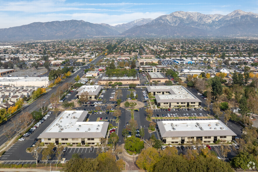 870 N Mountain Ave, Upland, CA en alquiler - Foto del edificio - Imagen 3 de 6