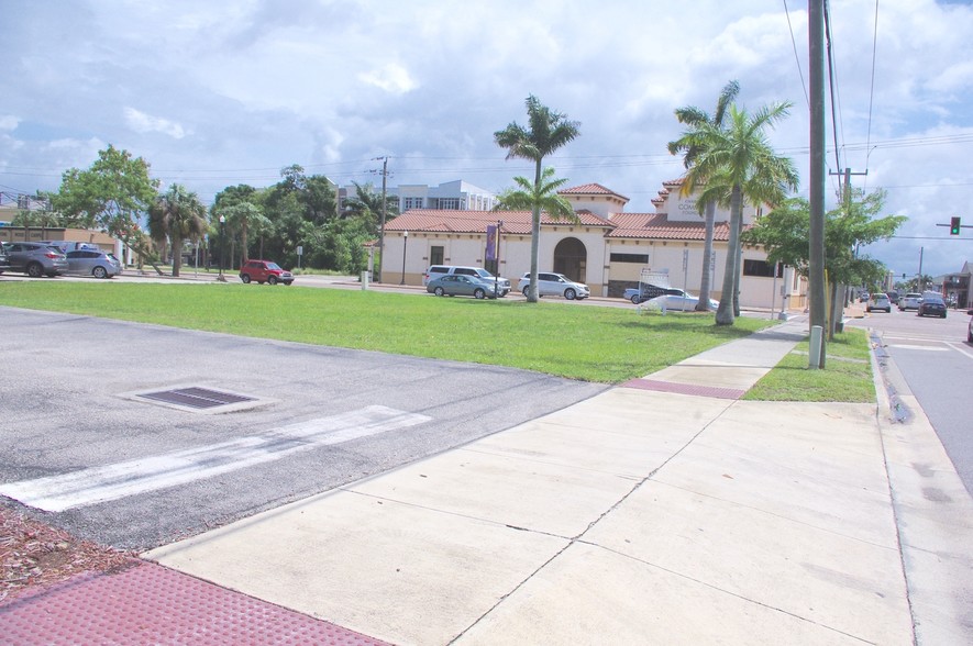 231 Cross St, Punta Gorda, FL en venta - Foto del edificio - Imagen 2 de 3