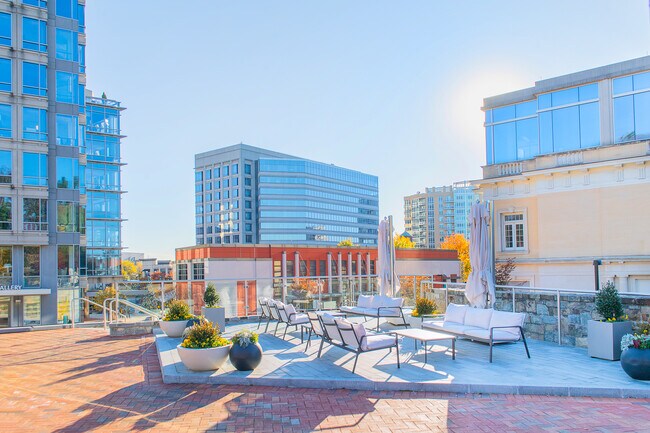 Más detalles de 5425-5481 Wisconsin Ave, Chevy Chase, MD - Oficina, oficina/local en alquiler