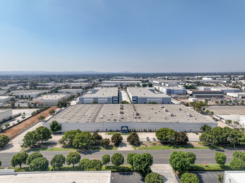 1930 S Parco Ave, Ontario, CA en venta - Foto del edificio - Imagen 2 de 25