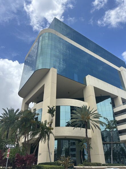 75 Valencia Ave, Coral Gables, FL en alquiler - Foto del edificio - Imagen 2 de 7