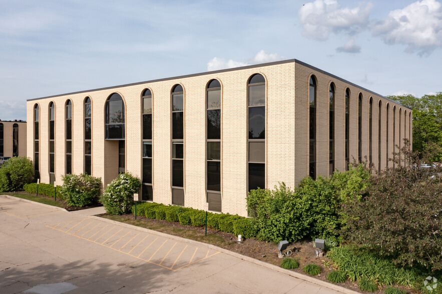 121 Fairfield Way, Bloomingdale, IL en alquiler - Foto del edificio - Imagen 3 de 11