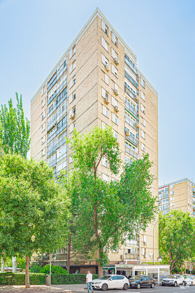 Calle Cruz Sur, 1, Madrid, Madrid en venta - Foto del edificio - Imagen 2 de 2