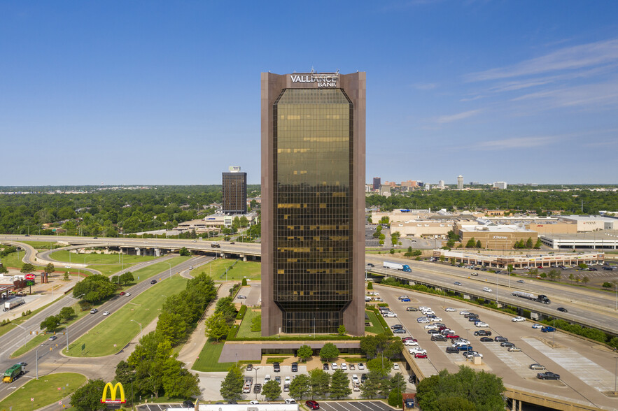 1601 Nw Expressway, Oklahoma City, OK en alquiler - Vídeo aéreo - Imagen 2 de 15