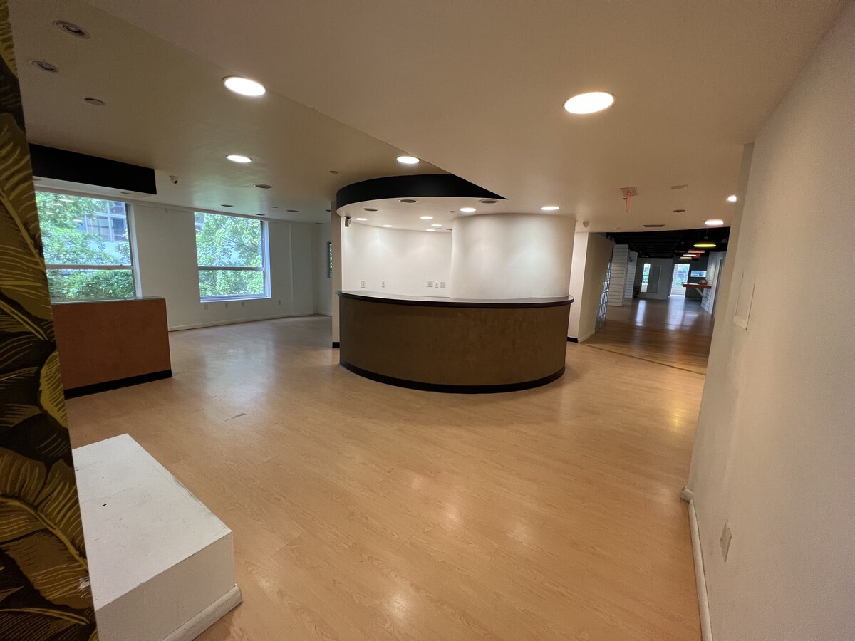 168 SE 1st St, Miami, FL 33131 - Unidad 3 -  - Lobby - Image 1 of 6