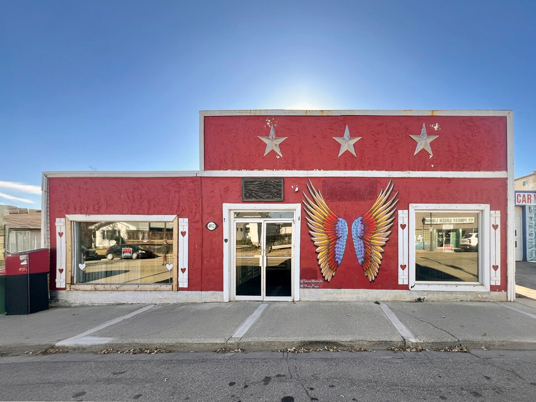 Building and Vacant Lot in Stony Plain cartera de 2 inmuebles en venta en LoopNet.es Foto del edificio- Imagen 1 de 5