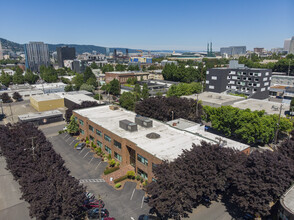 975 SE Sandy Blvd, Portland, OR en alquiler Foto del edificio- Imagen 1 de 31