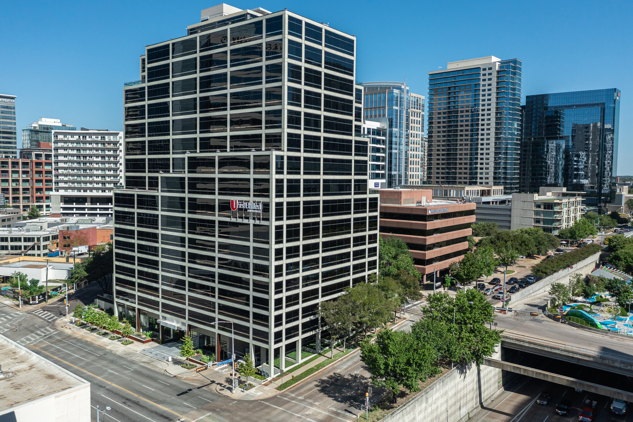 1845 Woodall Rodgers Fwy, Dallas, TX en alquiler Foto del edificio- Imagen 1 de 15