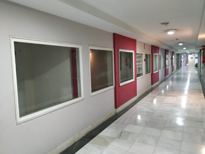 Local en Granada en venta - Foto del interior - Imagen 2 de 15