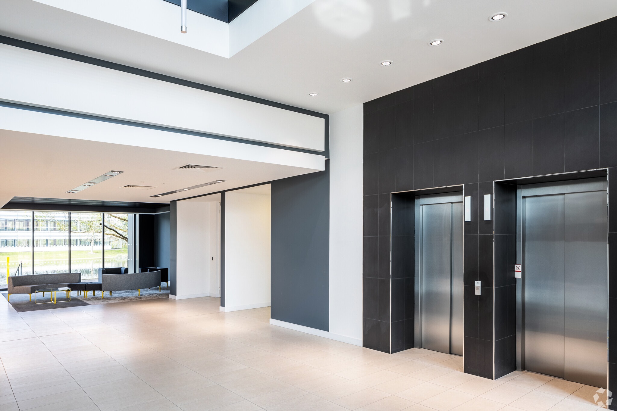 Waterside Dr, Reading en alquiler Vestíbulo- Imagen 1 de 10