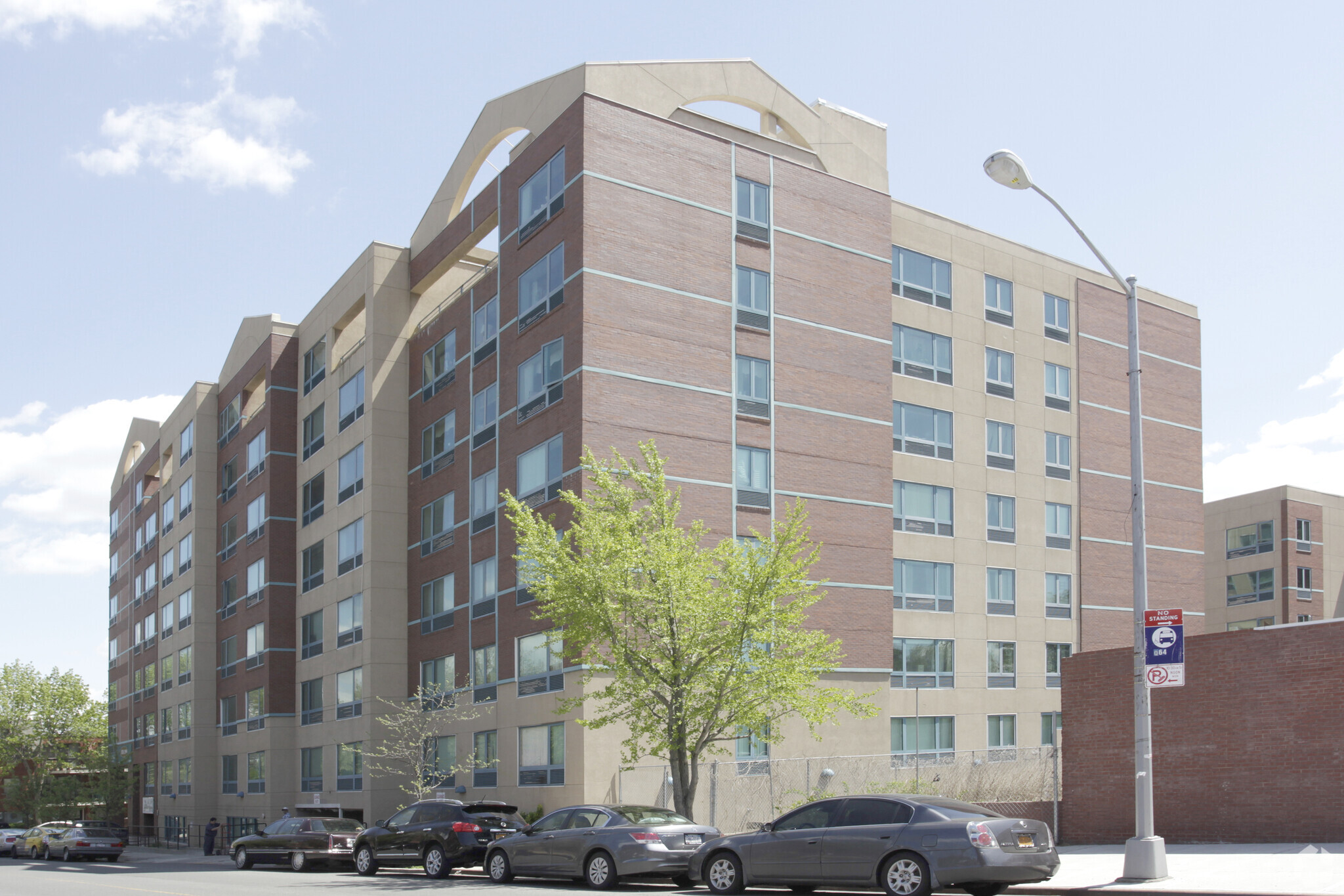 7102 Park Ave, Fresh Meadows, NY en alquiler Foto principal- Imagen 1 de 13