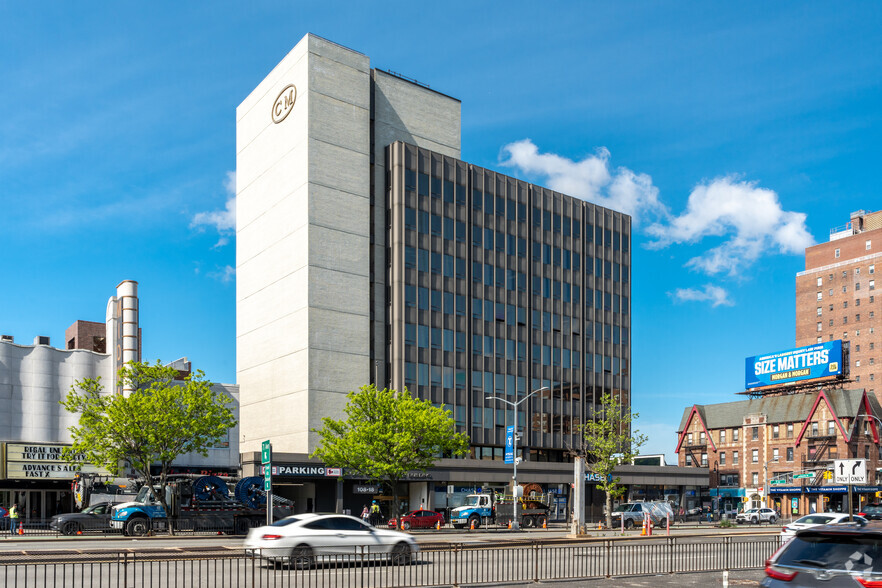 108-18 Queens Blvd, Forest Hills, NY en alquiler - Foto del edificio - Imagen 2 de 9