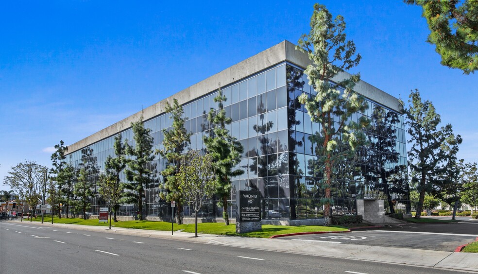 400 N Tustin Ave, Santa Ana, CA en venta - Foto del edificio - Imagen 2 de 12