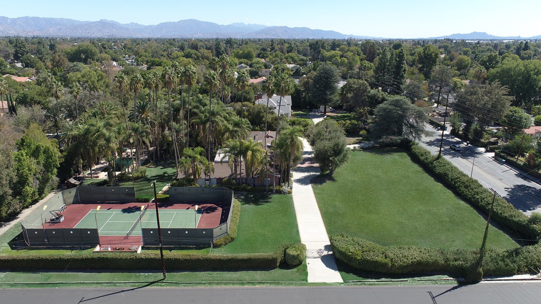 17545 Parthenia St, Sherwood Forest, CA en venta Foto del edificio- Imagen 1 de 9