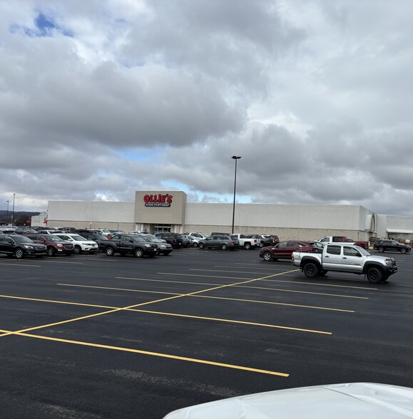 225 Columbia Mall Dr, Bloomsburg, PA en venta - Foto del edificio - Imagen 2 de 3