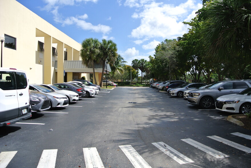 3800 W Broward Blvd, Fort Lauderdale, FL en alquiler - Foto del edificio - Imagen 3 de 7