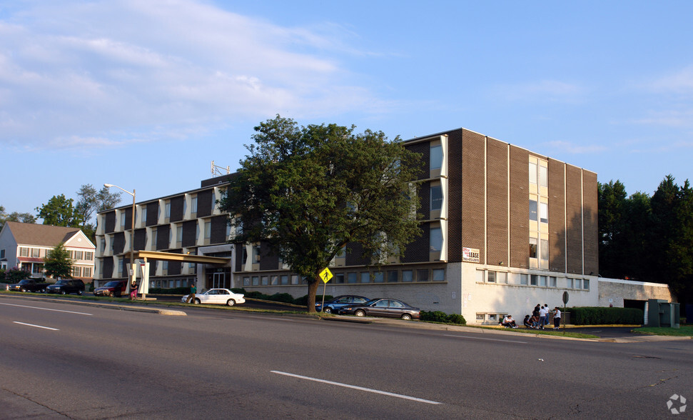 900 S Washington St, Falls Church, VA en alquiler - Foto del edificio - Imagen 2 de 7