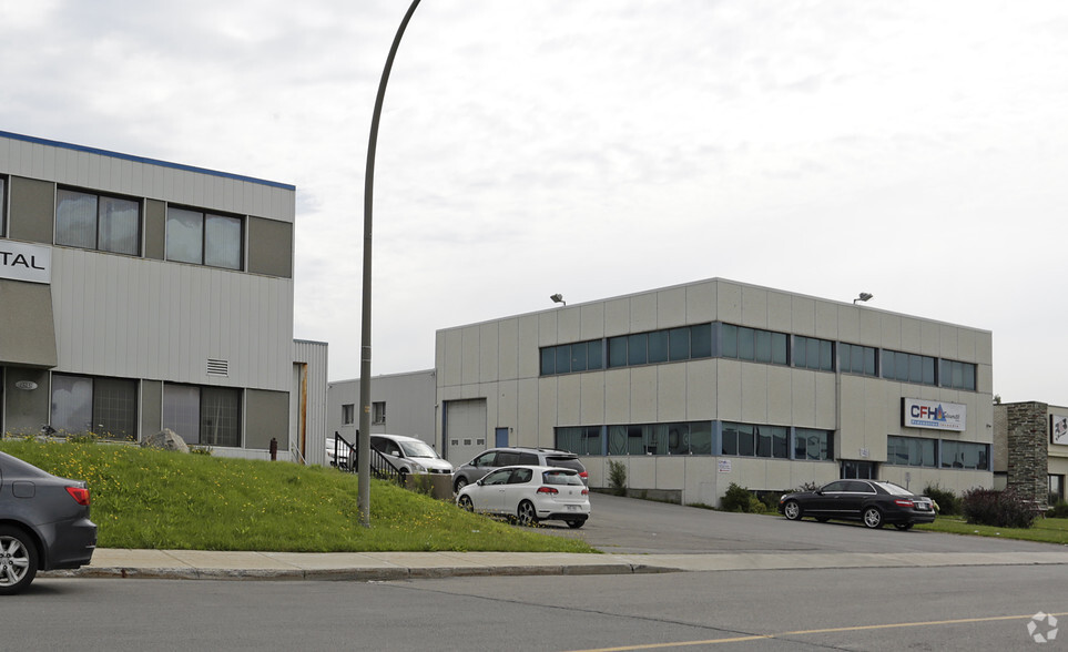 1455 Boul Pitfield, Montréal, QC en alquiler - Foto del edificio - Imagen 2 de 2