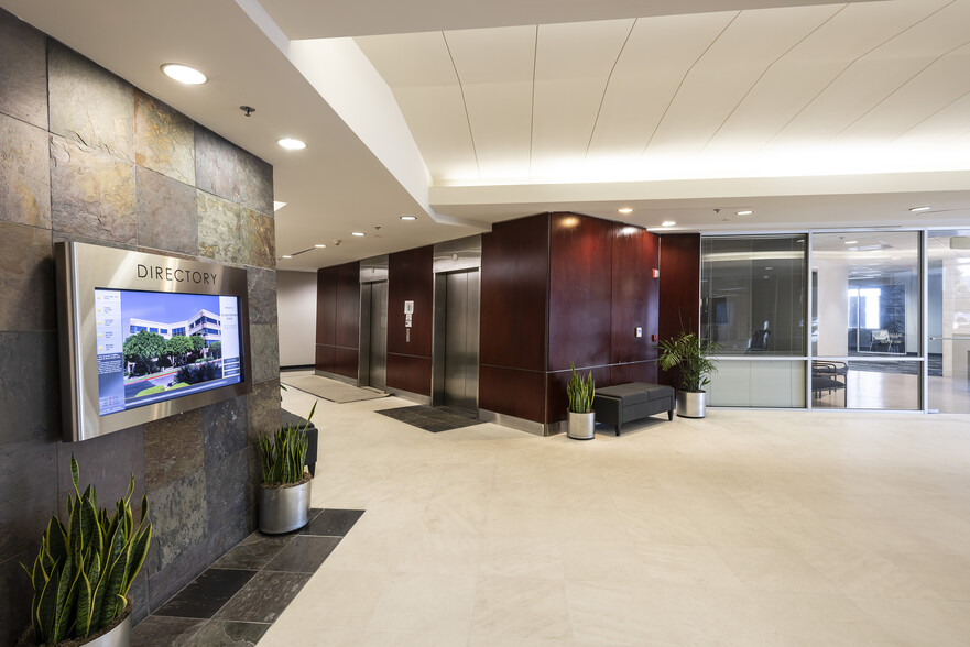 4222 E Thomas Rd, Phoenix, AZ en alquiler - Lobby - Imagen 2 de 4