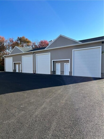 597 South County Trl, Exeter, RI en alquiler - Foto principal - Imagen 1 de 3