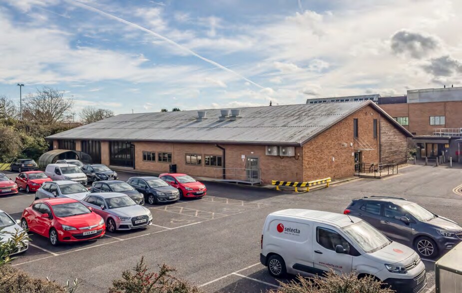 Manton Ln, Bedford en venta - Foto del edificio - Imagen 2 de 2