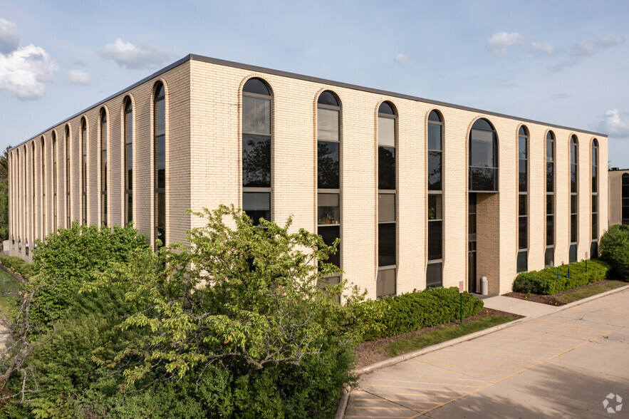 121 Fairfield Way, Bloomingdale, IL en alquiler - Foto del edificio - Imagen 2 de 11